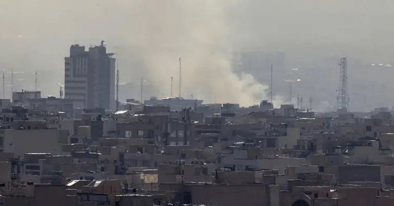 তেহরানে একটি বিস্ফোরণের খবরের পর ধোঁয়ার কুণ্ডলি দেখা যায়